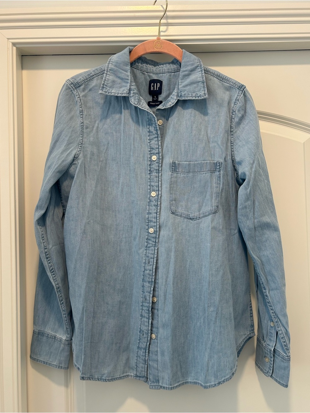 GAP chambray Button-Up Shirt